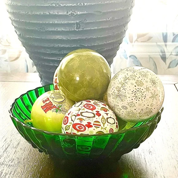 🤶🏻SOLD🤶🏻 Set of six refillable metal Christmas ornaments 3" Diameter - Picture 1 of 3